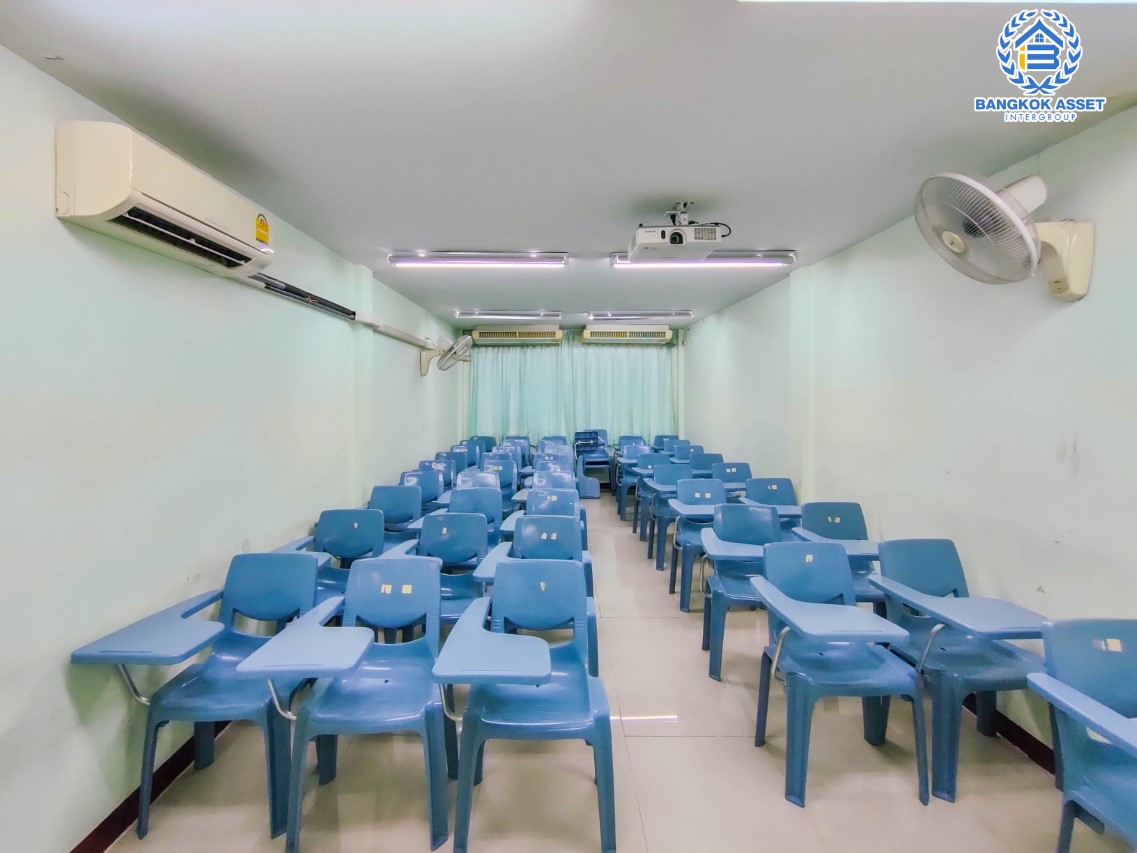 อาคารพาณิชย์มือสอง ซอยวงศ์สว่าง11 เนื้อที่กว้าง 13 ตร.ว. ฟังก์ชัน 4 ห้องนอน 3 ห้องน้ำ ภายในสภาพดี ตั้งบนทำเลชุมชนสามารถค้าขายทำธุรกิจได้ เชื่อมต่อถนนวงศ์สว่าง, ถนนพิบูลสงคราม, ถนนนครอินทร์ ใกล้รถไฟฟ้าสายสีม่วง "สถานีวงศ์สว่าง" และทางด่วน "ศรีรัช" จองเลย! ...